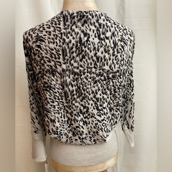DKNYC animal print sweater top. Light grey background size XL - Picture 2 of 7